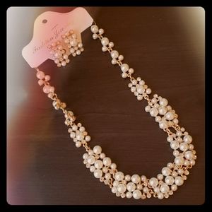 Set-Èarrings and necklace